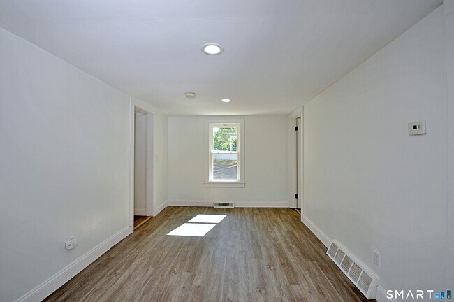 Building Photo - 10 Old Hawleyville Rd
