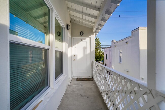 Building Photo - Upgraded Studio in Belmont Shore Available Now!!