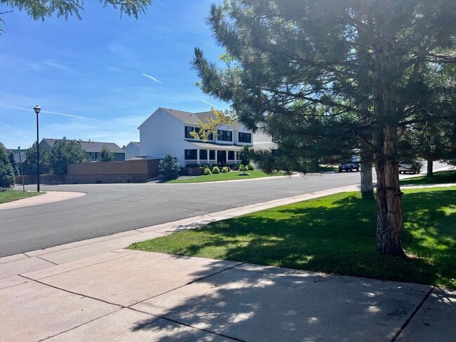Building Photo - Wonderful 5 Bed/4 Bath Home Located on Qui...
