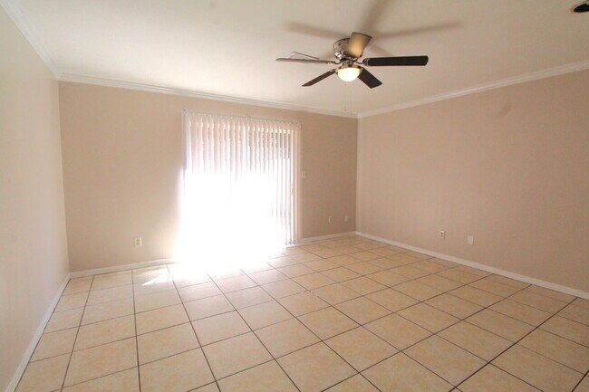 Building Photo - Charming Townhome with Fireplace & Fenced ...