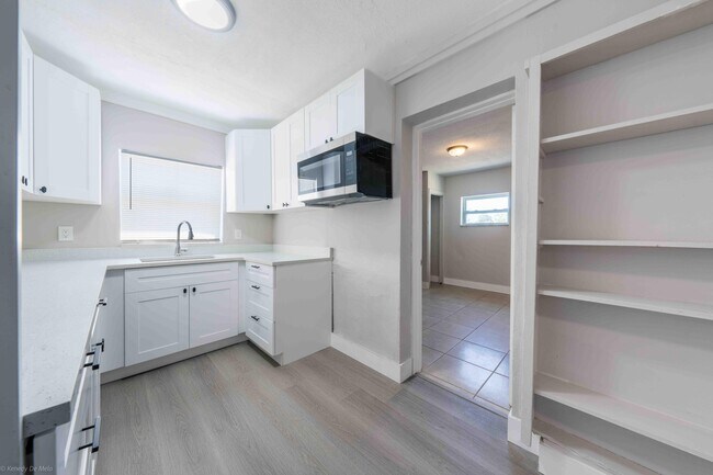 Building Photo - 510 SW 13th Pl
