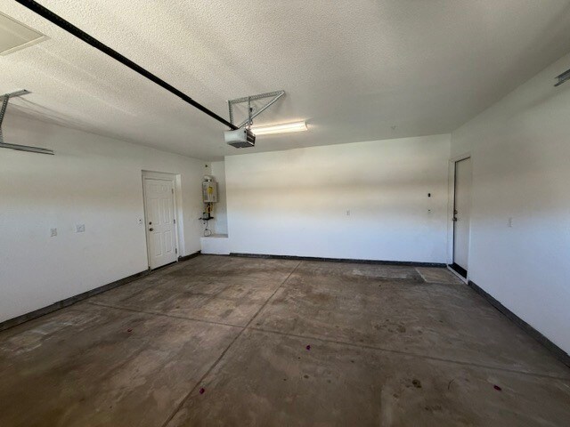Building Photo - Gorgeous 3 Bedroom 3 Bathroom Plus Loft Area Home
