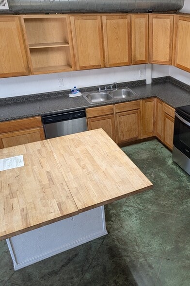 Building Photo - 805 E Avenue C