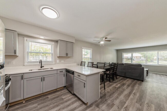 Building Photo - 856 E Capri Dr