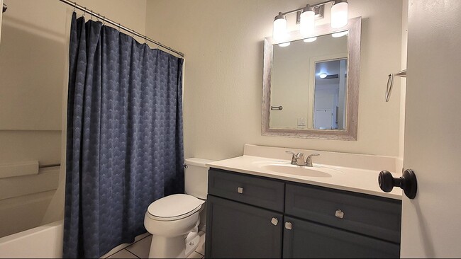 Building Photo - Great Near North Valley Home! No carpet! O...
