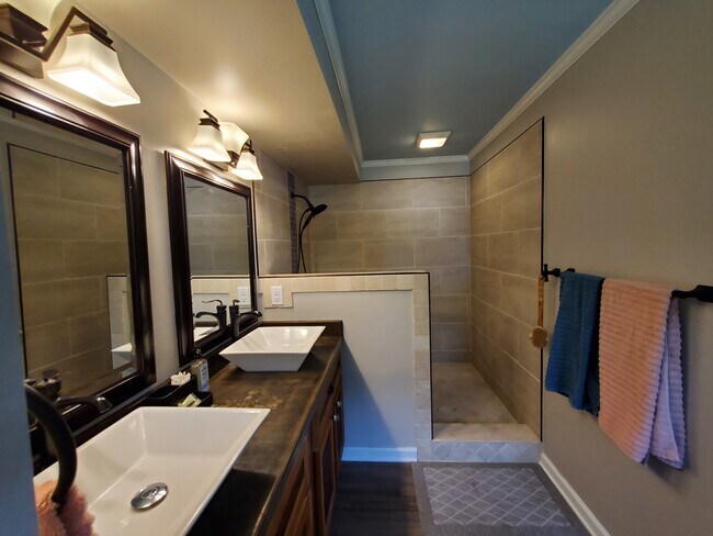 Building Photo - 305 Fairview Dr