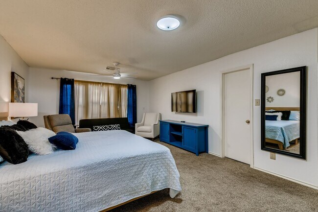 Building Photo - BEAUTIFUL HOME  |  OPEN CONCEPT  |  3 LIVING AREAS  |  FURNISHED OPTION  |  NEAR SCHOOLS & SHOPPING