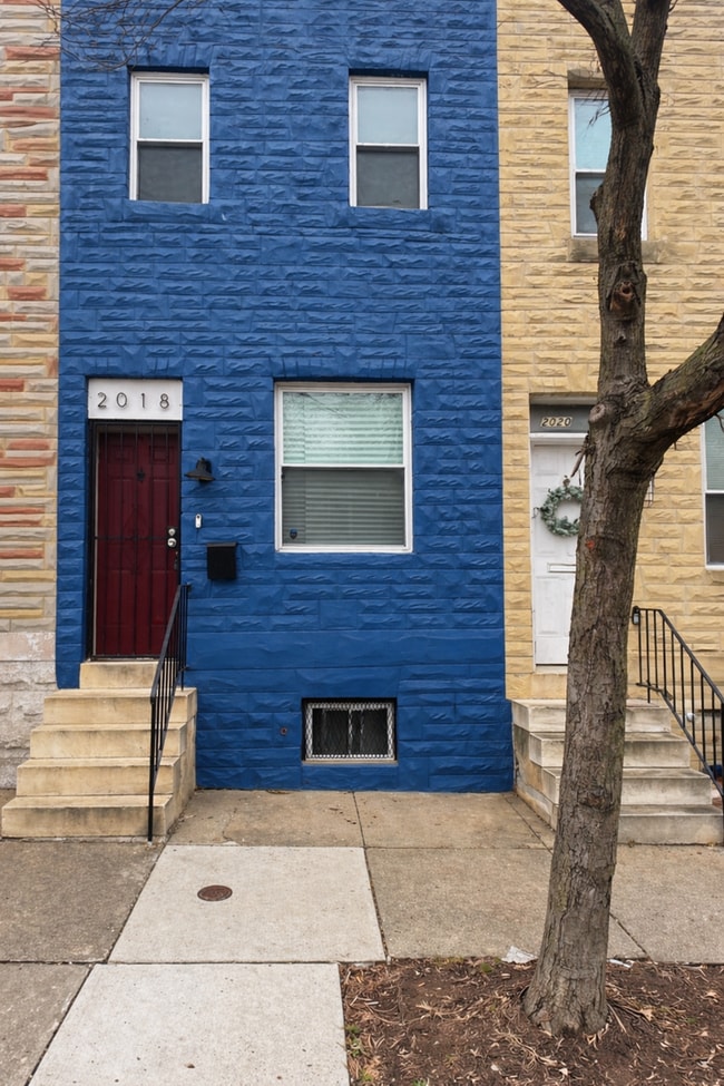 Building Photo - Renovated 3BR Rowhome with Central AC & Fenced Yard