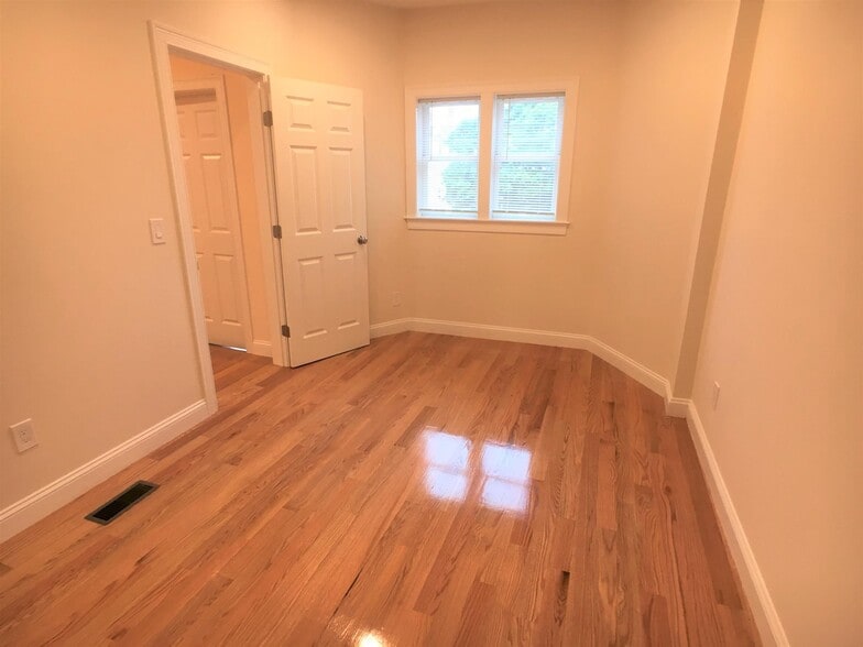 Building Photo - 67 Temple St