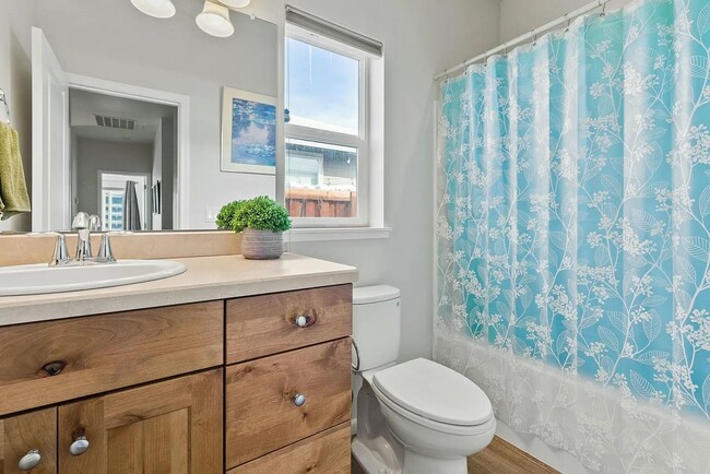 Building Photo - Charming 3-Bedroom, 2-Bathroom Home in Hun...