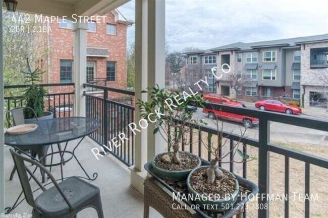 Building Photo - 442 Maple St