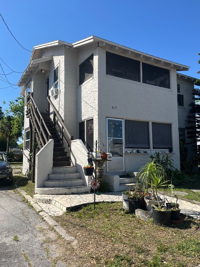 Building Photo - Rent the whole top floor!
