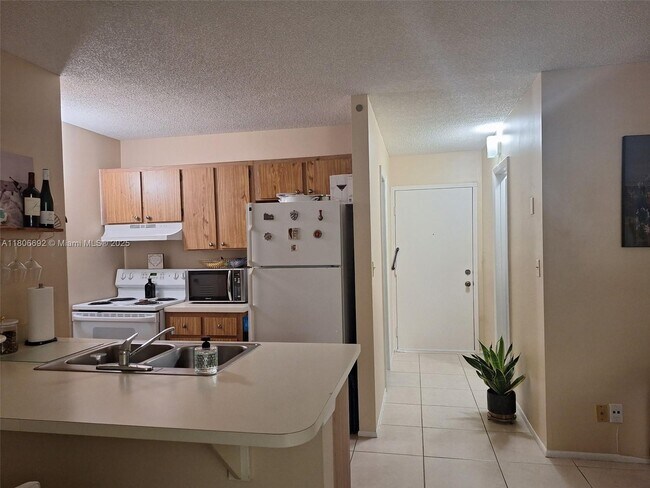 Building Photo - 2701 Riverside Dr