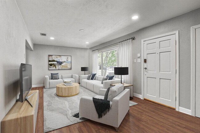 Building Photo - 1700 Deep Wood Dr