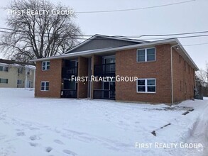 Building Photo - 2 Bedroom, 1 Bath 2nd Floor Apartment For ...