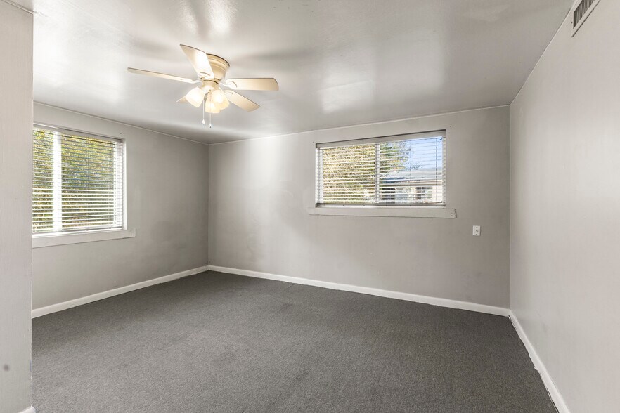 Building Photo - 5013 Eastview Terrace