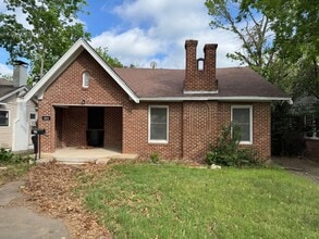 Building Photo - Updated Farm House in Central Waco