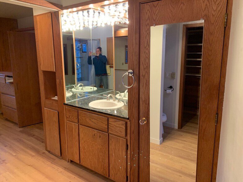 Building Photo - 2901 SE Oaks Park Way