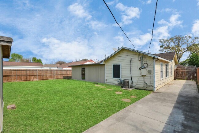 Building Photo - 1404 Briarwood Dr