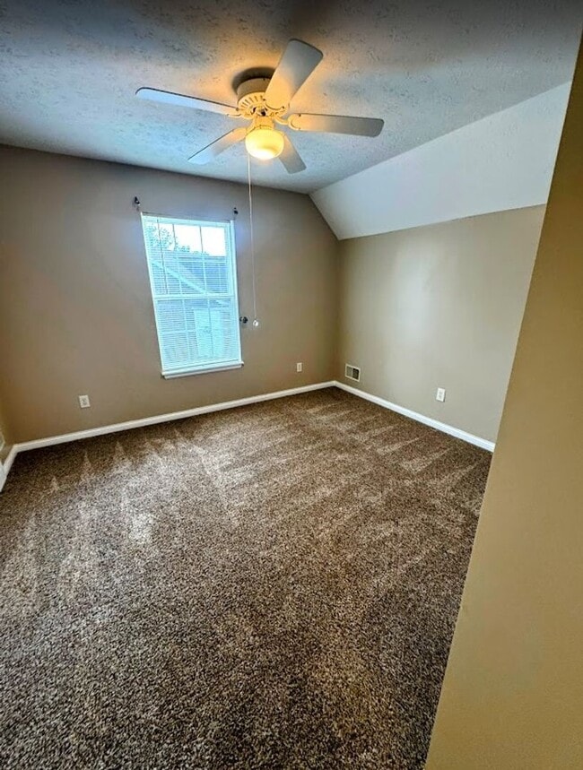 Building Photo - Beautiful spacious 4 bed 4 bath Family Home