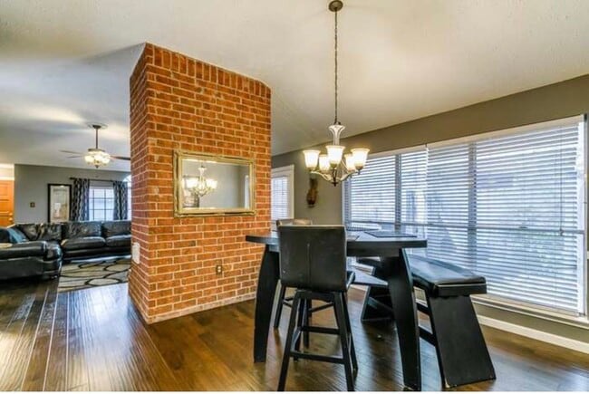 Building Photo - 2025 Sandy Knoll Dr