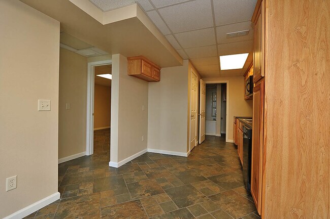 Building Photo - 4 Bedroom House Close to Campus