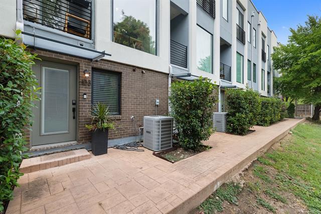 Building Photo - 2222 Moser Ave