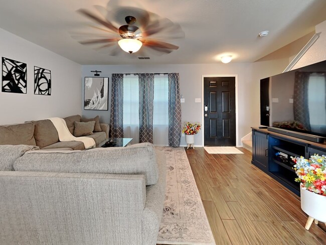 Building Photo - $500 off FIRST FULL MONTH RENT WITH MOVE I...