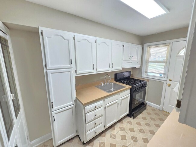 Building Photo - Beautiful 3 Bedroom 1 Bathroom East Baltim...