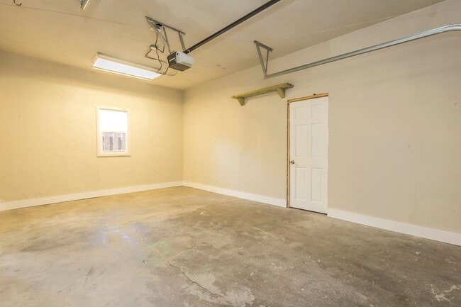 Building Photo - Spacious 2 Bedroom 1 Bathroom home
