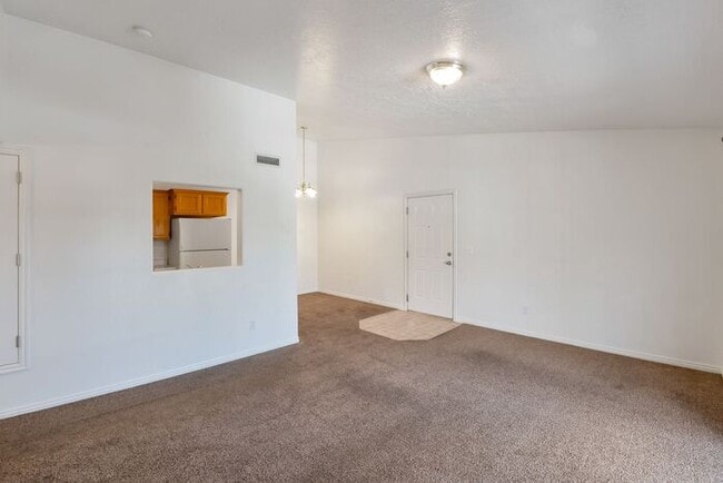 Building Photo - 3 Bedroom Top Floor Orem Condo w Awesome Amenities!
