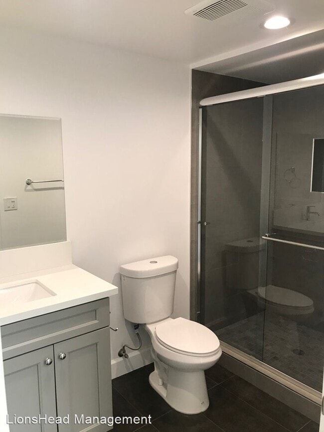 Building Photo - 4557 Rosewood Ave