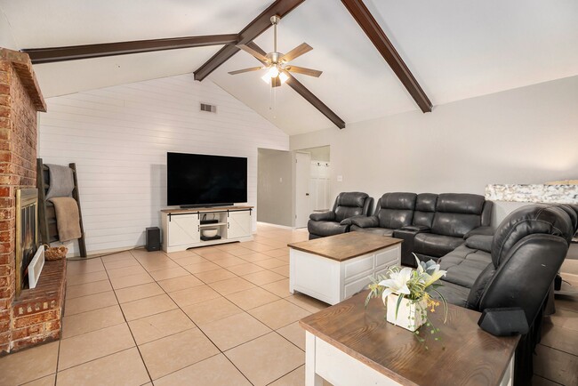 Building Photo - 1027 Sycamore St