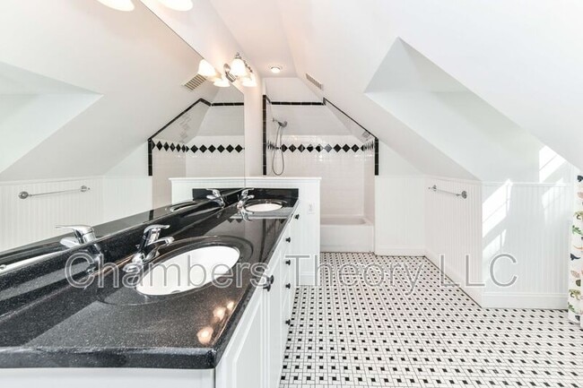 Building Photo - 3061 N Oakland St