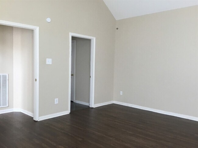 Building Photo - 141 S Laguna Pointe Dr