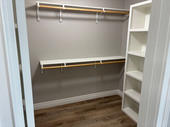 Building Photo - Single Family Home - Available For Rent in Old Hawthorne!