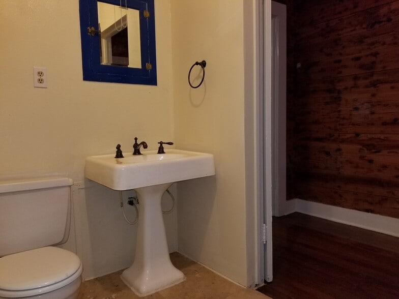 Building Photo - 922 Howard St