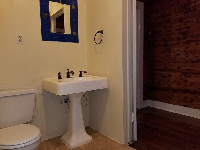 Building Photo - 922 Howard St