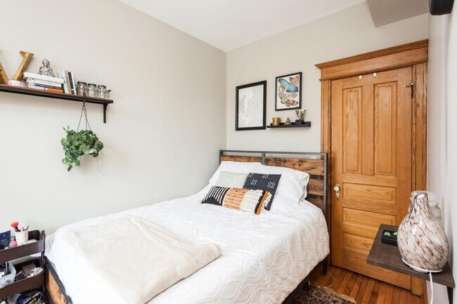 Building Photo - 3 bedroom in Chicago IL 60657
