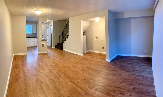 Building Photo - 2 Bedroom Town House!