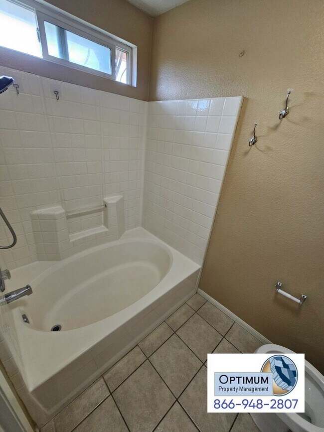 Building Photo - Spacious 6 bedroom , 3 bathroom home with downstairs bedroom and bath