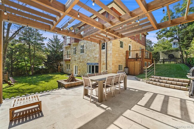 Building Photo - 2 Hudson St