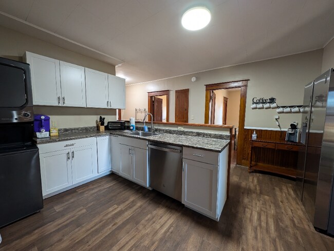 Building Photo - 492 Burgess St