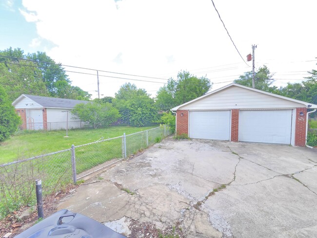 Building Photo - 2144 Tamarack Dr