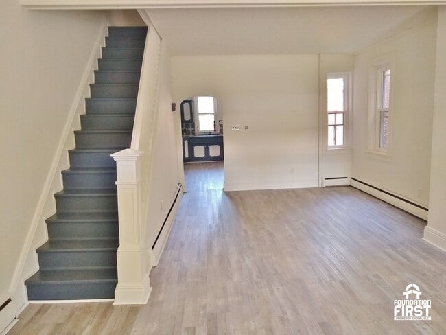 Building Photo - 3 Bed / 1 Bath Single Family Home