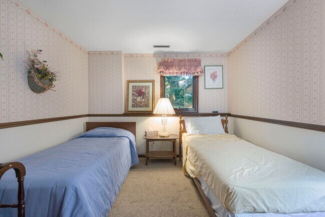 Building Photo - Beautiful 3BD/2.5BA Ranch in Park-like Set...