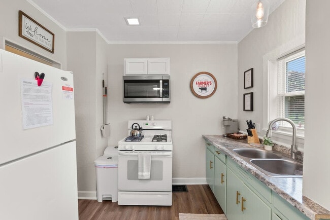 Building Photo - 16806 Pilgrim Ave