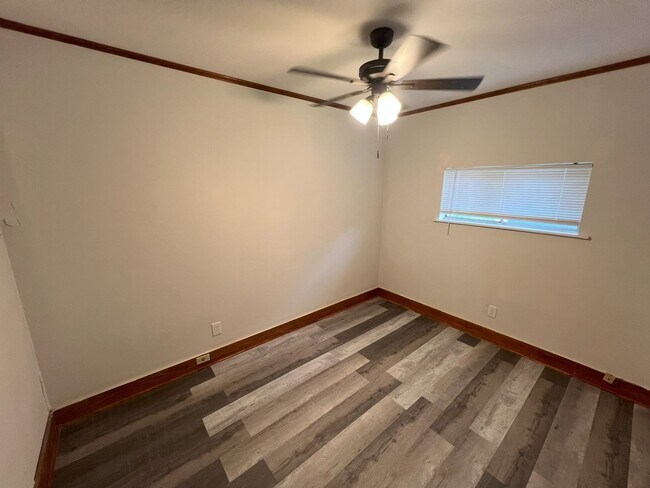 Building Photo - 4 bedroom, 2 bathroom home located in Bato...