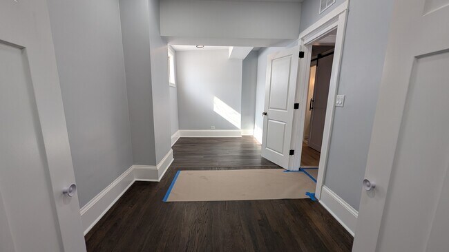 Building Photo - 5028 W Lawrence Ave