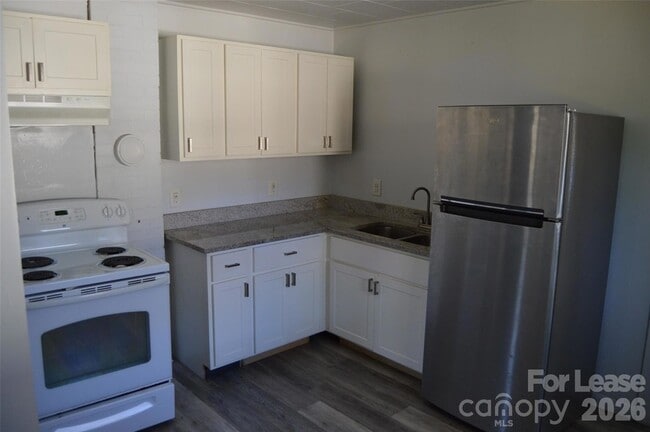 Building Photo - 515 S Elm St